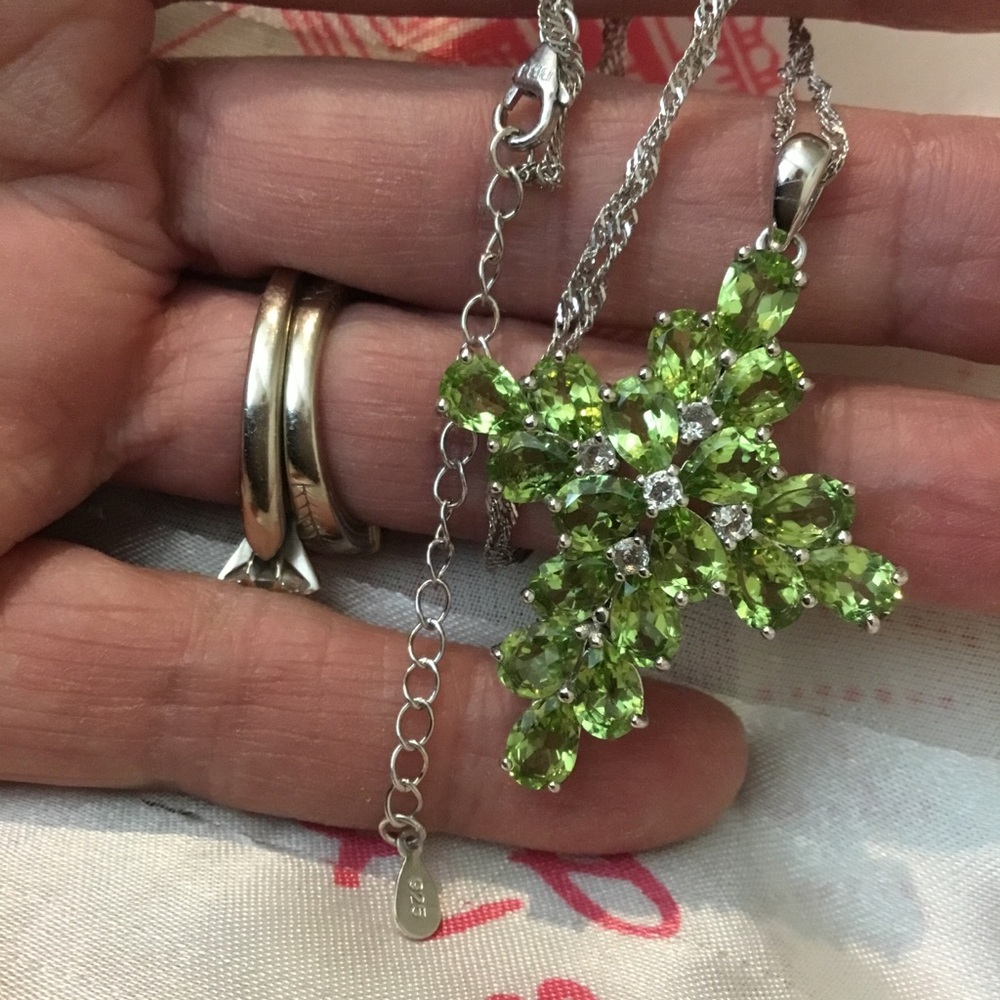 New 13.14 TCW Manchurian Peridot & 0.40TW White Topaz 925 Cross Necklace